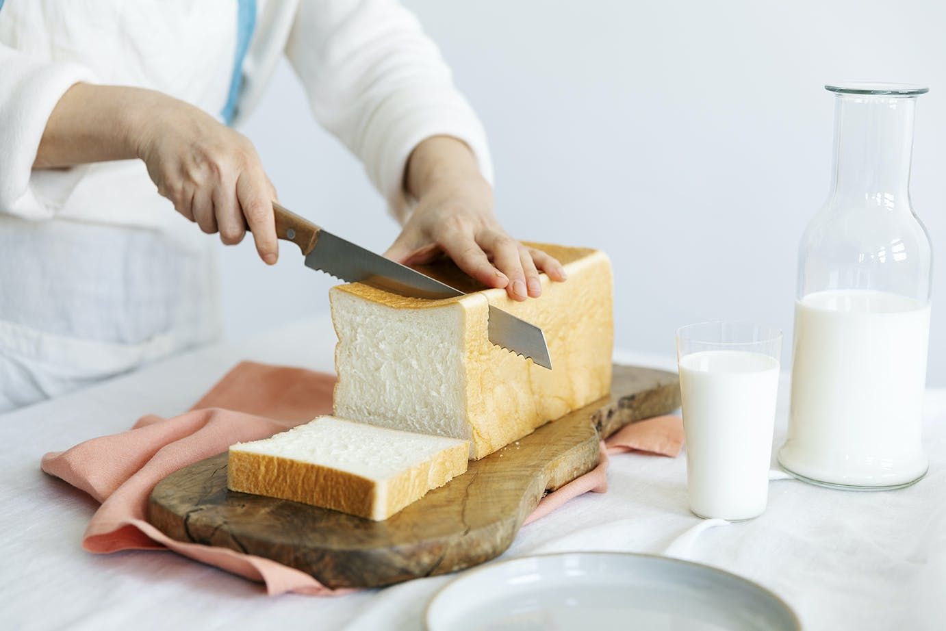 Cutting shokupan bread into slices